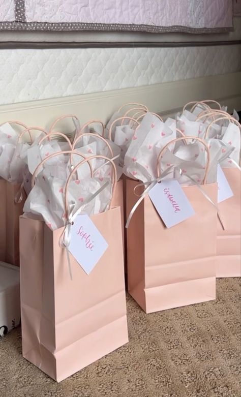 Sweet 16 Party Favor Ideas, Party Bag Ideas For Teens, Birthday Party Favors For Teens, Debut Souvenir Ideas, Party Favors For Teens, Sweet Sixteen Favors, 15th Birthday Party Ideas, Sweet 16 Party Favors, 16th Birthday Outfit