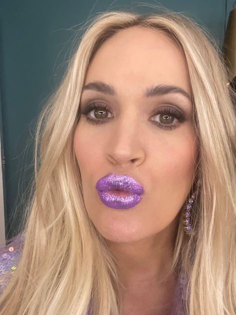 Carrie Underwood's Denim and Rhinestones lip look Carrie Underwood Concert, Carrie Underwood Family, Concert Hair, Denim And Rhinestones, Carrie Underwood Style, Rhinestone Lips, Carrie Underwood Photos, Party Vibe, Best Day Of My Life