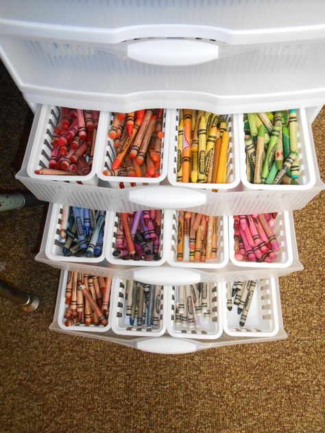 Rangement Art, Crayon Organization, Primary Teacher, Classroom Hacks, Classroom Storage, Kids Room Organization, Primary Teachers, Teacher Organization, Classroom Setup