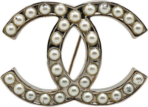 Maak kennis met de prachtige Chanel CC Faux Pearl Brooch, een verfijnde knipoog naar iconische vintage stijl. Deze Franse schat straalt pure elegantie uit met zijn zilverkleurige metalen structuur, versierd met symmetrisch geplaatste faux parels. De klassieke dubbele C-vorm omarmt de kenmerkende luxe van Chanel en voegt een vleugje tijdloze charme toe aan elke outfit. Hoewel de broche wat karakter vertoont met lichte gebruikssporen, blijft het een gewild object onder vintage modefans. Met een breedte van 4 cm en een lengte van 3 cm is het een subtiele maar krachtige aanvulling op je sieradencollectie. Voeg deze schoonheid toe aan je verzameling en draag een stukje modegeschiedenis bij je. Pearl Brooch, Thom Browne, Vivienne Westwood, Lanvin, Giuseppe Zanotti, Bottega Veneta, Elk, Faux Pearl, Givenchy