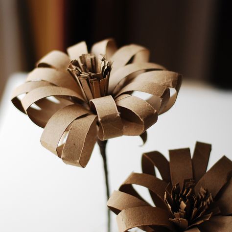 Paper flower made out of toilet paper roll. Free Paper Flower Templates, Paper Roll Art, Carton Diy, Recycled Wrapping Paper, Toilet Paper Roll Art, Roll Craft, Rolled Paper Art, Toilet Paper Tube, Diy Flores