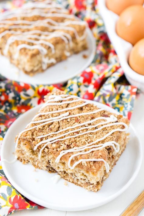 This Old Fashioned Apple Cake is made with warm spices and apple jelly for a simple and delicious fall dessert! Apple Jelly Cake Recipe, Apple Nut Cake Recipe, Old Fashioned Apple Cake, Old Fashioned Apple Cake Recipe, Moist Apple Cake, Dessert Apple, Caramel Apple Cake, Oatmeal Cake, Apple Jelly