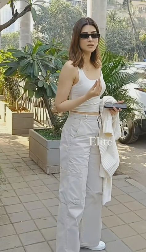 Kriti Sanon Jeans Outfit, White Sando Outfit Ideas, Kriti Senon Outfits, Kriti Sanon Airport Look, Bollywood Celebrity Casual Outfits, Kriti Sanon Outfits, Kriti Senon, Simple Aesthetics, Celebrity Casual Outfits