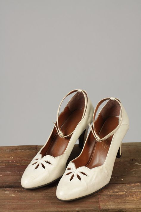 1950s Wedding Shoes, 50s Shoes Women, Vintage White Shoes, 50s Wedding Shoes, 1950 Heels, 50’s Shoes, Vintage White Heels For Spring, Vintage Accessories 1950s, 50s Flat Shoe