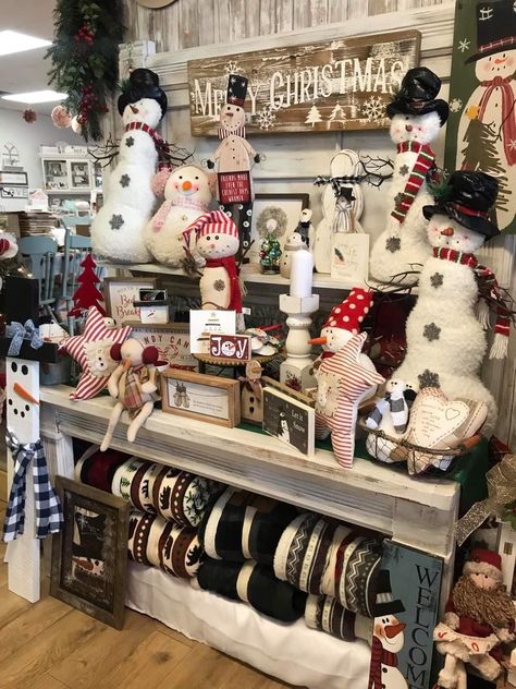 Snowman Collection Display Ideas, Snowman Display, Booth Displays, Shelf Sitters, Warm Bed, Craft Show Displays, Booth Display, Basket Ideas, Shelf Sitter