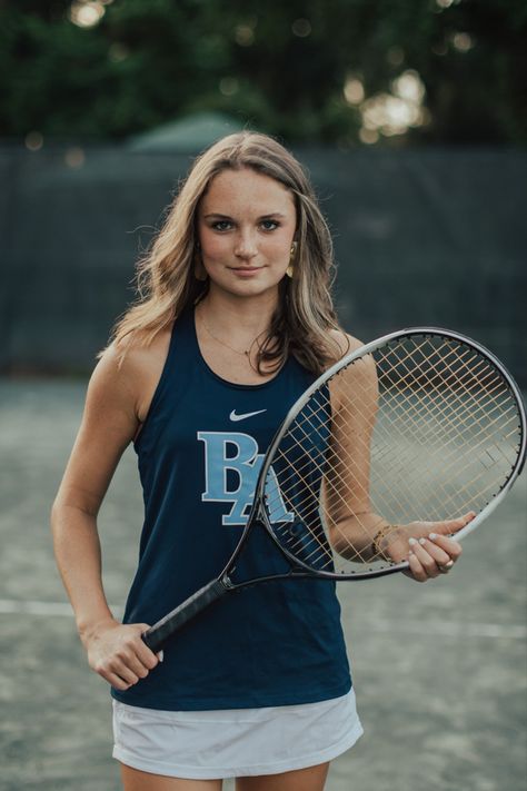 Tennis Photoshoot Ideas, Tennis Senior Pictures, Photoshoot Ideas Senior, Team Picture Poses, Tennis Shoot, Tennis Photoshoot, Tennis Uniforms, Tennis Lifestyle, Tennis Photography