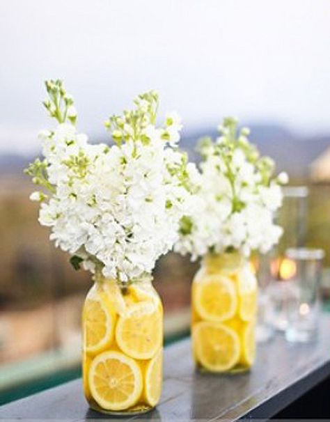 White Wedding Flowers Centerpieces, Summer Wedding Centerpieces, Tafel Decor, Summer Bridal Showers, Garden Party Decorations, Party Table Settings, Lemon Decor, בר מצווה, White Wedding Flowers