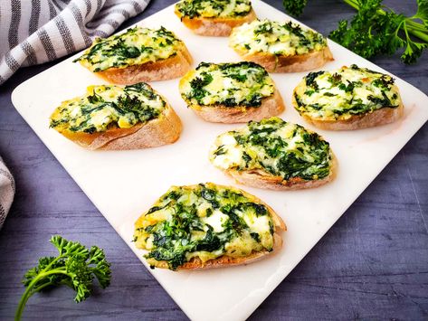 This easy-to-make Spinach Artichoke Crostini recipe is topped with a creamy spinach and artichoke mixture - the perfect party appetizer. Spinach And Artichoke Crostini, Spinach Artichoke Crostini, Artichoke Crostini, Crostini Recipe, How To Make Spinach, Crostini Appetizers, Apple Puff Pastry, Crostini Recipes, Homemade Pretzels