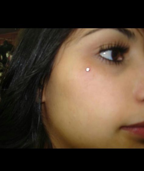 Teardrop dermal piercing... I'm in love with these. I'm good with pain but that might be a little much for me Face Dermal Piercing, Face Dermal, Anti Eyebrow, Microdermal Piercing, Piercing Face, Skin Piercing, Face Piercings, Facial Piercings, Cute Piercings