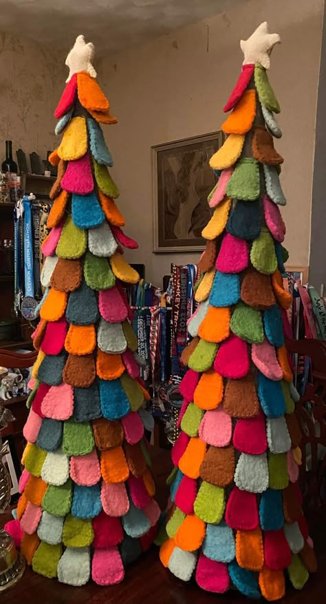 Paper Trees Diy, Bright Christmas Decorations, Recycled Christmas Tree, Paper Trees, Trees Diy, Tree Decoration Ideas, Cozy Christmas Decor, Crochet Xmas, Alternative Christmas Tree