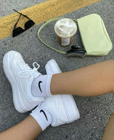 Nike Socks Aesthetic Outfit, Nike Socks Aesthetic, Nike Socks Women, Ankle Socks Outfit, Nike Socks Outfit, Nike Ankle Socks, Socks Aesthetic, White Nike Shoes, Sock Outfits