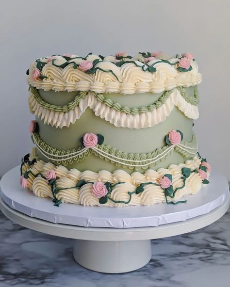 Kaly | Buttercream Flowers | Vintage Lambeth Cakes (@kalyscakesandbakes) • Instagram photos and videos Bakery Website Design, Charlotte Lucas, Victorian Cakes, Bolo Vintage, Green Instagram, Vintage Birthday Cakes, Cake Piping, Green Cake, Mini Cakes Birthday