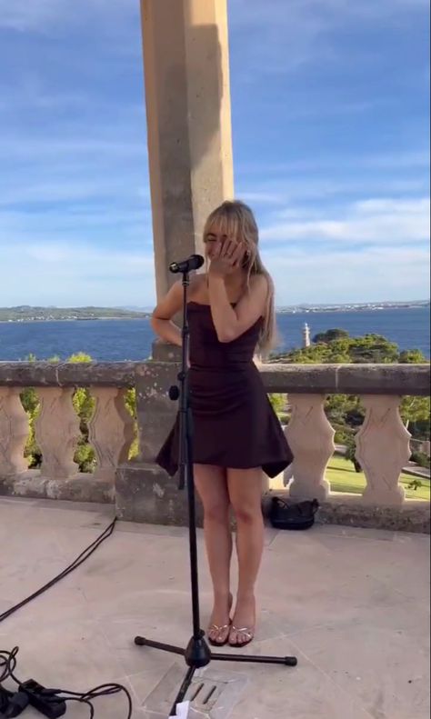 Sabrina Carpenter Mini Skirt, Sabrina Carpenter Paparazzi Photos, Sabrina Carpenter Workout, Sabrina Carpenter Candid, Sabrina Carpenter Heels, Sabrina Carpenter Swimsuit, Sabrina Carpenter Style Outfits, Sabrina Carpenter Body Type, Sabrina Carpenter Shoes