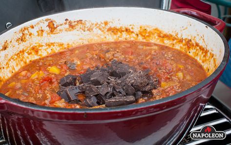 Chili Without Beans, Whiskey Chocolate, Bacon Chili, Dark Chocolate Recipes, Chocolate Bacon, Sweet Bell Peppers, Chili Seasoning, Ground Sausage, Spicy Chili