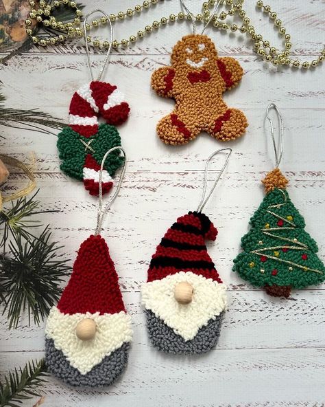 Punch Needle Christmas Ideas, Punch Needle Christmas Ornaments, Pinch Needle, Punch Needle Christmas, Crochet Hand Warmers, Christmas Fair Ideas, Crochet Ornament Patterns, Christmas Crochet Patterns Free, Holiday Punch