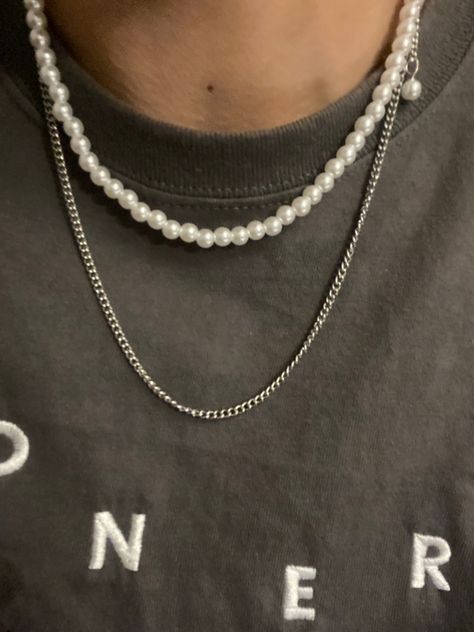 Guys Necklaces Aesthetic, Pearl Necklace Aesthetic Outfit Men, Guys Pearl Necklace, Men Aesthetic Necklace, Aesthetic Male Jewelry, Pearls Outfit Men, Men With Necklace Aesthetic, Guys Necklaces Silver, Silver Jewellery Aesthetic Men