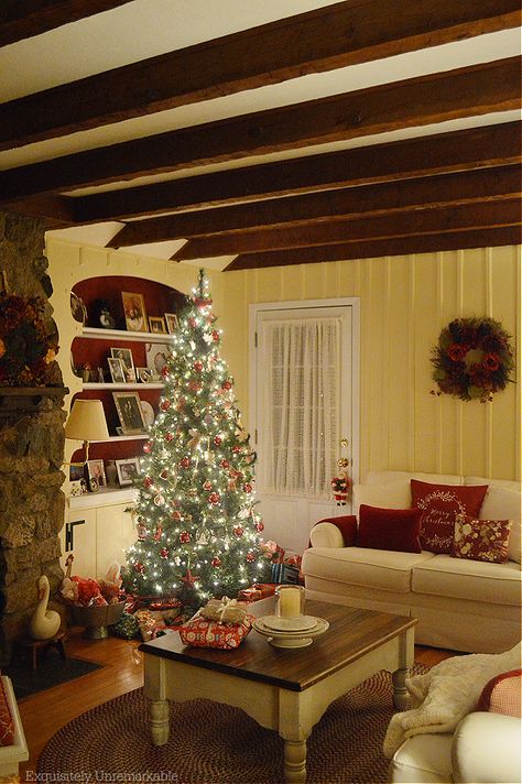 Christmas Cottage Decor Cozy Charming Cottage, English Cottage Christmas Decor, Tiny House Christmas, Christmas Cottage Decor, Cottage Photos, The Holiday Cottage, Cozy Christmas Living Room, Christmas Prep, Christmas Cottage