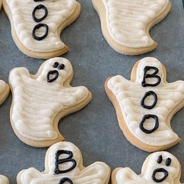 Goodies- Sweets&Treats on Instagram: "BOO 👻 Decorate these buttercream ghosts with me!" Ghost Cookies, Decorated Cakes, Cut Out Cookies, Bake Sale, Cookie Art, Halloween Cookies, Decorating With Pictures, Decorated Cookies, Sweets Treats