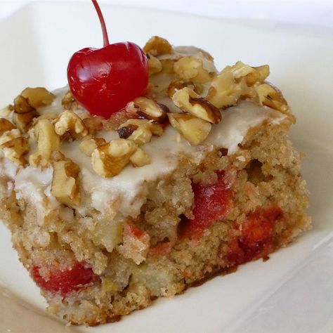 Banana Split Cake Bars Pecan Sheet Cake, Maraschino Cherries Recipes, Banana Bread Bars, Cake Bars Recipe, Banana Split Cake, Split Cake, Cherry Desserts, Cherry Recipes, Cake Bars