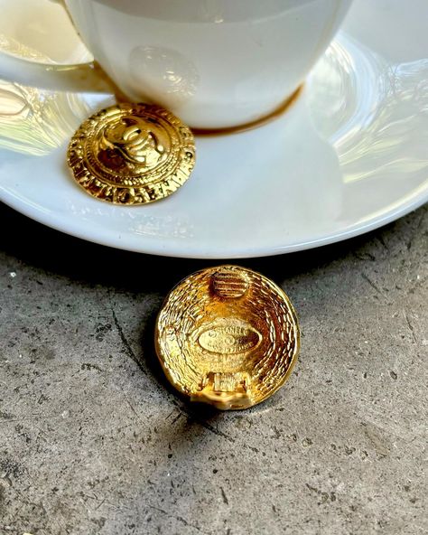 ☕️💛☕️💛 #viange [ Viange , Vintage, Chanel , Earrings, Mood , Aesthetic, Cafe , Lifestyle, Luxury, Fashion , Styling ] Cafe Lifestyle, Vintage Chanel Earrings, Mood Aesthetic, Aesthetic Cafe, Going For Gold, Chanel Earrings, Fashion Styling, Vintage Chanel, Chanel