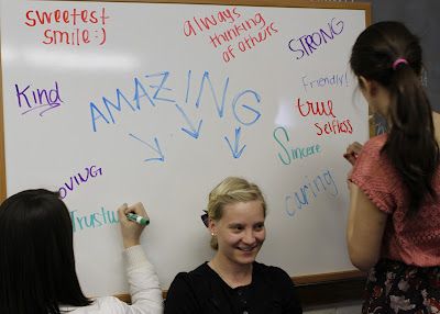 Youth Activities - Have one person sit in front of a white board while the others write a positive phrase about them in the target language . Take a picture to give to the person Womens Empowerment Activities Ideas, Volleyball Captain, Team Bonding Games, Team Bonding Activities, Youth Group Activities, Youth Group Ideas, Church Youth Group, Youth Work, Student Ministry