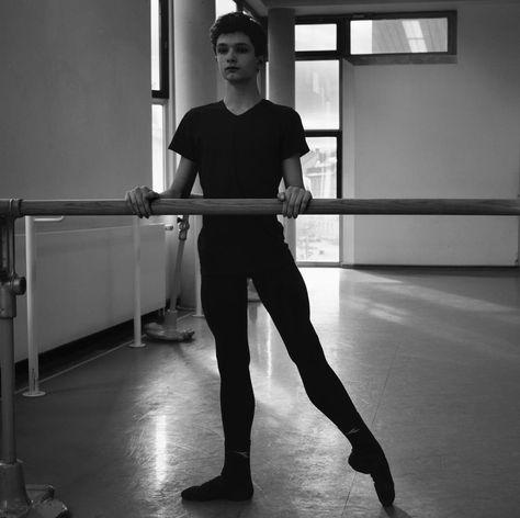 Male Ballerina, Spirit Fanfic, Dancer Lifestyle, Eternal Return, Masc Fashion, Mikhail Baryshnikov, Ballet Boys, Rudolf Nureyev, Male Ballet Dancers