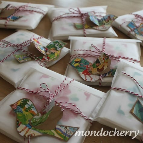 A small bite of mondocherry: teacher presents and gingerbread houses... Packaging Gift Ideas, Teacher Presents, Small Packaging, Gift Wrapping Inspiration, Glassine Envelopes, Gift Wrap Tags, Brown Paper Packages, Glassine Bags, Presents For Teachers