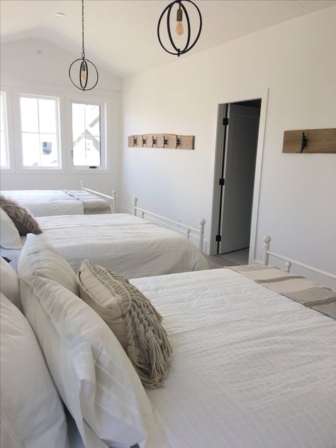 Multibed room - modern farmhouse Multiple Bed Guest Room, Multi Bed Guest Room, Beachy Library, 2 Queen Beds In One Room, Multi Bed, Bedroom Furniture Layout, Bunk Rooms, Luxury Bedroom Decor, Bedroom Wall Colors