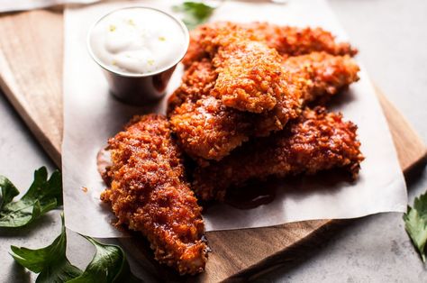 These baked sriracha honey chicken tenders are crunchy, spicy, sweet, and sticky. Served with a refreshing dipping sauce on the side! Honey Chicken Tenders, Chicken Tenders Dinner, Roast Brisket, Roast Chicken And Gravy, Beef Tenderloin Roast, I'm Fat, Chicken Treats, Chicken Steak, Perfect Dinner