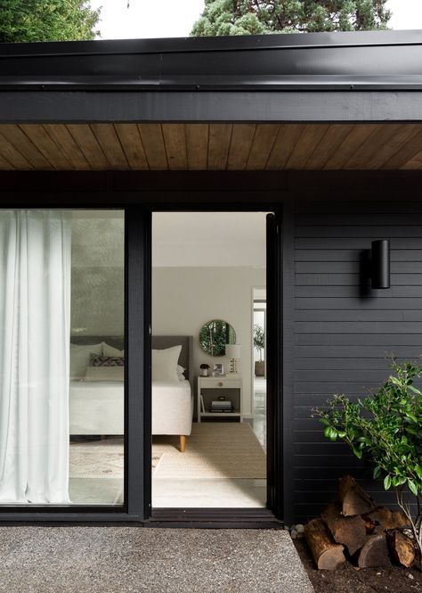 Black Houses, Modern Renovation, Sliding Glass Doors, Exterior Cladding, Black House Exterior, Design Exterior, Door Makeover, Exterior Siding, Types Of Doors