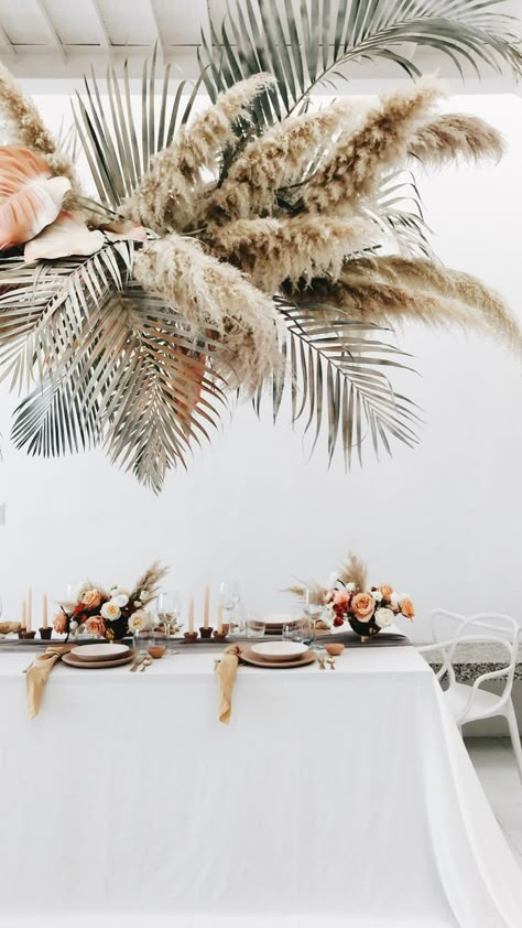 Creative Direction: @wanderingarthouse  Photography/Florals: @bostonpollen  Styling: @janinemaggiore Minimalist Dekor, Grass Wedding, Flower Installation, Deco Floral, Wedding Boho, Wedding Table Settings, Tropical Wedding, Wedding Deco, Pampas Grass