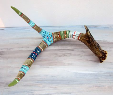 Antler Ideas, Painted Antlers, Woodland Cabin, Painted Deer, Antler Crafts, Painted Driftwood, Antler Art, Decor Western, Stick Art