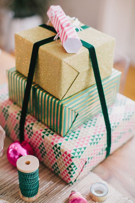 gorgeous gift wrapping || 100 Layer Cake gift wrap party | Urbanic gift wrap | Photo by Fondly Forever Stacked Gift Wrapping, Wrapping Gifts Ideas Creative, Wrapping Gifts Ideas, Gift Packing Ideas, Creative Corporate Gifts, Diy Holiday Gift Wrapping, Pretty Presents, Creative Wrapping, Colorful Gift Wrapping