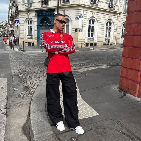 Black Shirt Outfit Men, Black Shirt Outfits, Festival Fits, Football Jersey Outfit, Red And Black Shirt, Fits Ideas, Shirt Outfit Men, Soccer Outfit, Vintage Football Shirts