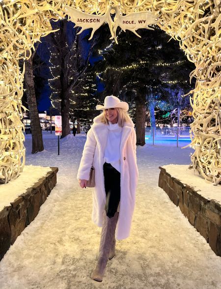 Fur Coat And Cowboy Boots, White Cowboy Boot Outfits Winter, Cowboy Hat Winter Outfit, White Cowgirl Hat Outfit, White Cowboy Hat Outfit, Cowboy Boot Outfits Winter, Cowgirl Winter Outfits, Cowboy Hat Outfit Woman, Cowgirl Hat Outfit