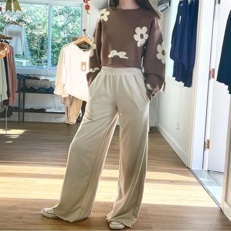 Wide Leg Casual Sweat Pant in Beige Beige Sweat Pants Outfits, Beige Sweatpants Outfit, Beige Sweatpants Outfits, Wide Leg Sweatpants Outfit, Sport Pants Outfit, Sweatpants Beige, Beige Sweatpants, Wide Leg Outfit, Track Pants Outfit