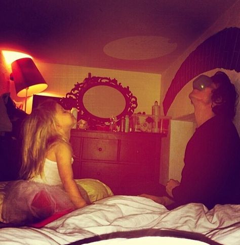 Lux and Harry.......sooooooo adorable!!!!! Harry And Lux, Baby Lux, Harry Styles Cute, Harry Styles Photos, Mr Style, 1d And 5sos, I Love One Direction, 1 Direction, Harry Edward Styles