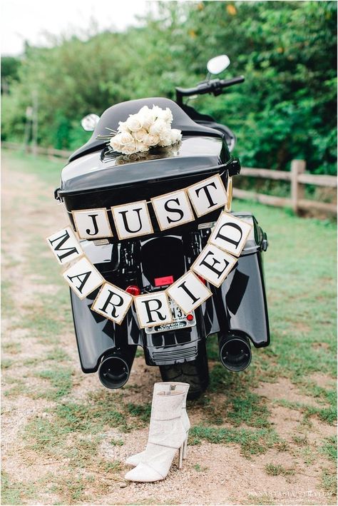 Harley Davidson Wedding Ideas, Leather And Lace Wedding, Themed Wedding Dresses, Motorcycle Wedding Pictures, Motorcycle Harley Davidson, Harley Davidson Wedding, Bike Wedding, Motorcycle Wedding, Just Married Sign