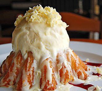 One of my blog readers wondered if I had a similar recipe to Chili’s white chocolate molten cake. I did find 2 different recipes for you to try. One is a very easy version, and the 2Nd a little more complicated. You can use white Chocolate or Milk Chocolate for the Cake recipe. I think the end… Chocolate Molten Cake, Chocolate Molten Lava Cake, Lava Cake Recipe, Molten Lava Cake, Molten Cake, White Chocolate Recipes, Lava Cake Recipes, Molten Lava Cakes, Molten Chocolate