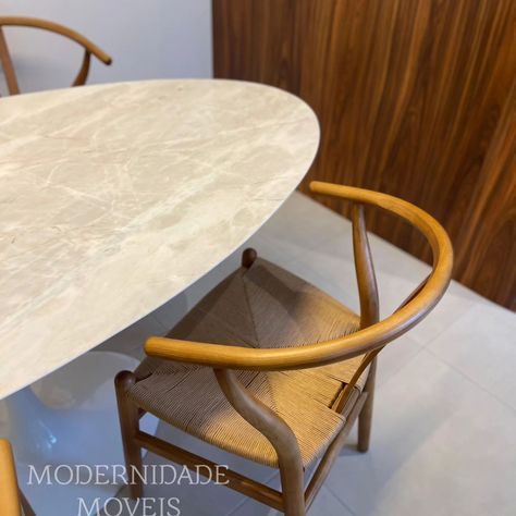 Mesa saarinen oval Branca em alumínio fundido com tampo de 180 x 100 Quartzito Você já pensou em comprar sua mesa sob medida? Além disso, você pode escolher o acabamento e ter a certeza de que está comprando um produto de referência no mercado. Caracterís - Material: Tampo em Quartzito - Base em alumínio fundido com pintura automotiva na cor branca - Diâmetro: 180 x 100 - Altura: 75 cm - Condição: Sob medida - Estilo: Moderno e elegante Destaques: - Tampo de mármore resistente e fácil ... Mesa Oval, On Instagram, Design