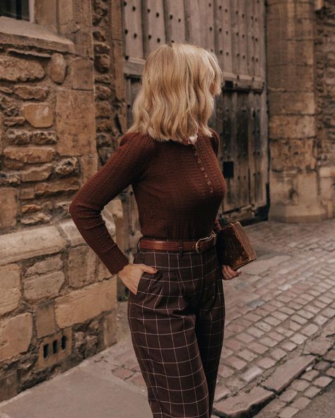 Sarah Mantelin on Instagram: “Brown tones 🤎 Currently packing my suitcase as I’m going on a little getaway tomorrow. What are you looking forward to doing this weekend?” Sarah Mantelin, Brown Tone Outfits, Dark Academia Outfit Ideas, Long Brown Coat, Grey Overcoat, Dark Academia Outfits, Cable Knit Vest, Academia Outfits, Academia Style