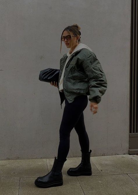 Outfits With Bomberjack Jacket, Bomer Outfits Women, Sunny Winter Outfit, Chelsea Boots Outfit Women Winter, Platform Chelsea Boots Outfit, Chelsea Boots Outfit, California Outfits, Estilo Indie, Skandinavian Fashion