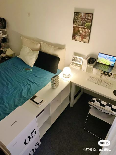 Asthetic Beds For Teens, Bedroom Layouts For Small Rooms, Tiny Bedroom Design, Mens Room Decor, Small Dorm Room, Small Room Makeover, Mens Bedroom Decor, Dorm Room Styles, Studio Apartment Living