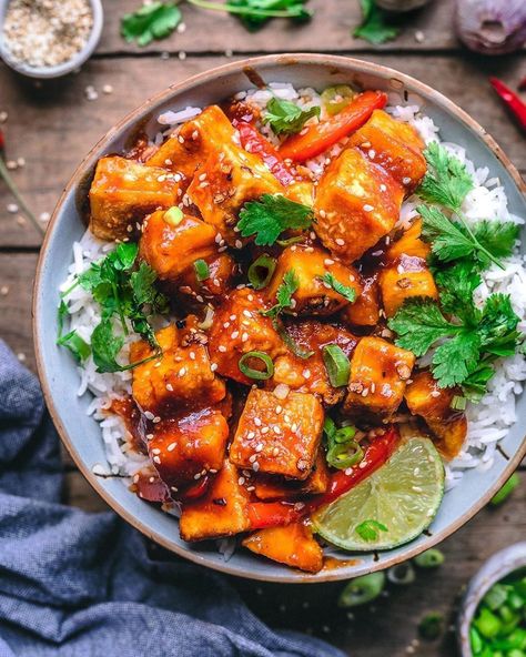 Vegan Pineapple Tofu Bowl – Get the full recipe here. An easy tofu recipe made special with a delicious pineapple sauce packed with umami flavor. Pineapple Tofu, Sweet And Sour Tofu, Easy Tofu, Tofu Bowl, Pineapple Rice, Tofu Recipes Easy, Pineapple Sauce, Soy Curls, Jalapeno Recipes