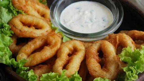 Blogger Paula Kittelson from Blogging Foods shows you how to make a restaurant favorite at home with a recipe for crunchy calamari. Calamari Dipping Sauce, Calamari Sauce, Beer Battered Fries, Calamari Recipe, Fried Squid, Broccoli Bites, Calamari Recipes, Foil Pack Meals, Dipping Sauces Recipes