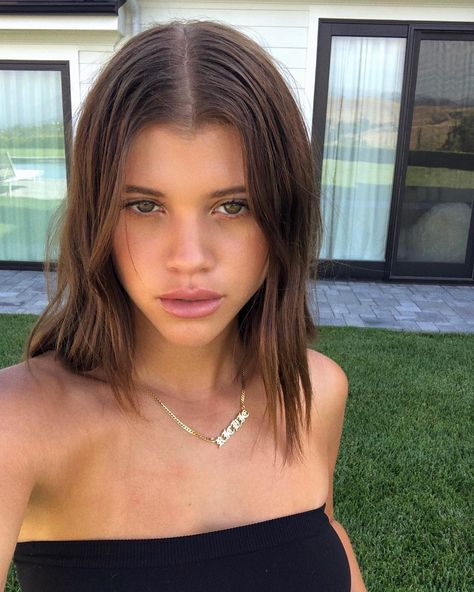 Sofia Richie (@sofiarichie) • Instagram photos and videos Sofia Richie Hair, Vitamin C Serum Benefits, Serum Benefits, Popular Short Hairstyles, Short Shag Hairstyles, Silver Hair Color, Sofia Richie, Nameplate Necklace, Undercut Hairstyles