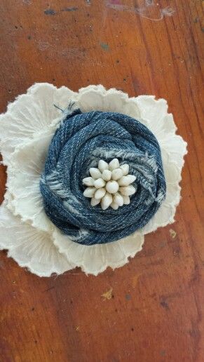 Denim and lace flower!! Denim Flowers Diy How To Make, Repurpose Denim, Repurposed Jeans, Repurpose Projects, Denim Crafts Diy, Material Flowers, Altered Clothing, Beaded Memory Wire Bracelets, Blue Jeans Crafts