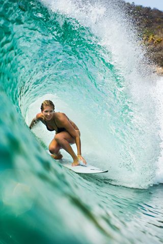 Beauty Chat: Surfing Champ Stephanie Gilmore on How to Be a Beach Babe All Year Round  - ELLE.com Stephanie Gilmore, Surf Movies, Surfing Aesthetic, Professional Surfers, Female Surfers, Surf Turf, Surfer Style, Surf Lifestyle, Surfing Photography