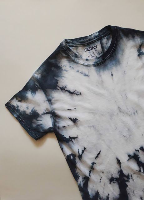 Black Tie Dye Shirt Diy, Black And White Tie Dye, Black Tie Dye Shirt, Diy Tie Dye Shirts, Tie Dye Kit, Diy Fashion Projects, Bleach Tie Dye, How To Tie Dye, Green Tie