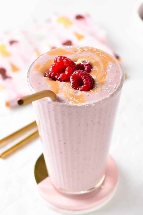 This Greek Yogurt Protein Shake is a deliciously creamy and smooth raspberry protein shake packed with 40 grams of proteins. Yogurt Protein Shake, Greek Yogurt Brownies, Keto Protein Shakes, Protein Shake Ingredients, Cherry Smoothie Recipes, Yogurt Shake, Cheesecake Smoothie, Make Greek Yogurt, Greek Yogurt Flavors